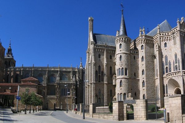 1200px-Astorga_Cathedral_Bishops_palace_2005