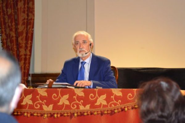 2.-El-profesor-Villegas-en-su-conferencia.-JMC-569x427