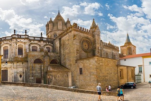 Evora-SeCatedral-Shutterstock-Fotoeventis-Visit3